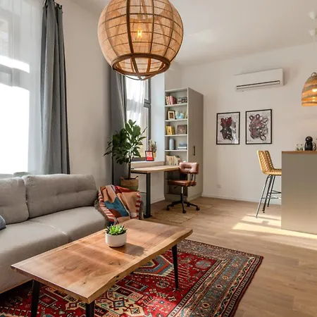 Bohemian Hideaway Historic Center Parking Apartment